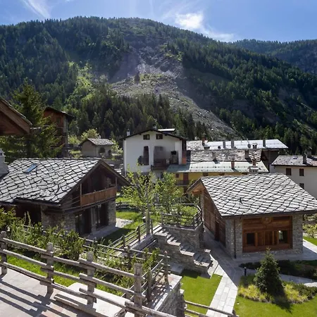 Piazzale Della Funivia - 4br Chalet- If You Want To Book, Please Contact On Wh-ats-app - 0034-635-518-057 !!!! فيلة كورمايور
